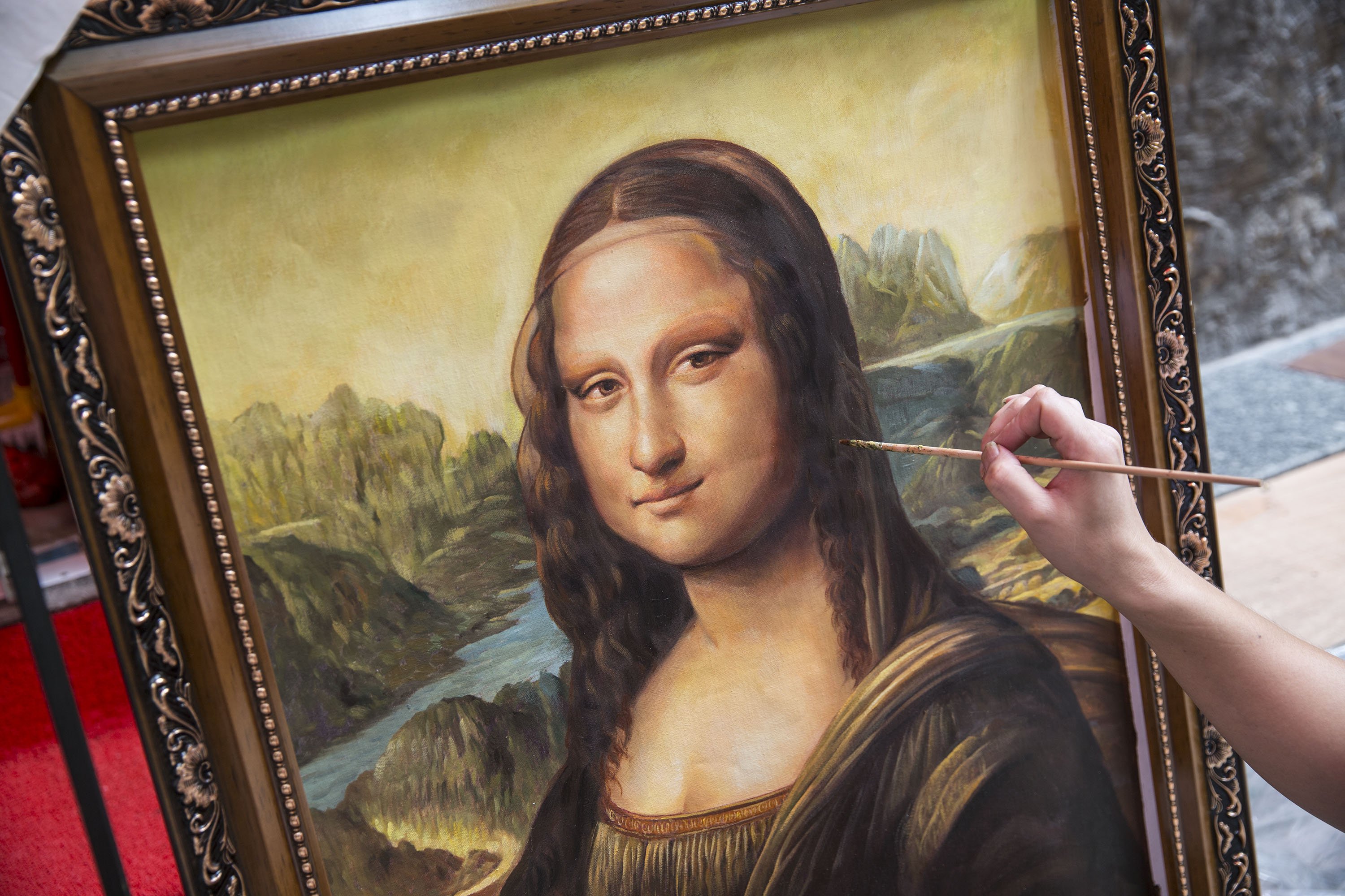 Название самых знаменитых картин. Мона Лиза картина Леонардо да Винчи. Леонардо да Винчи улыбка Джоконды. Улыбка моны Лизы картина. Портрет моны Лизы Джоконда.