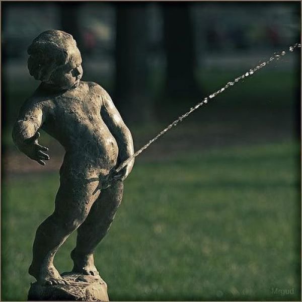 Девочка пишет рисунок