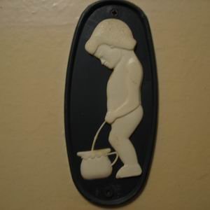 Ребенок рисует на стене