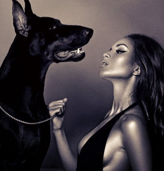 Девушка с доберманом