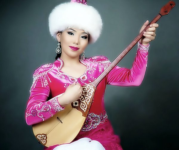 Девушка с домброй картина