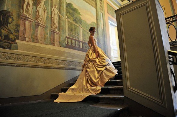 Девушка в золотом платье