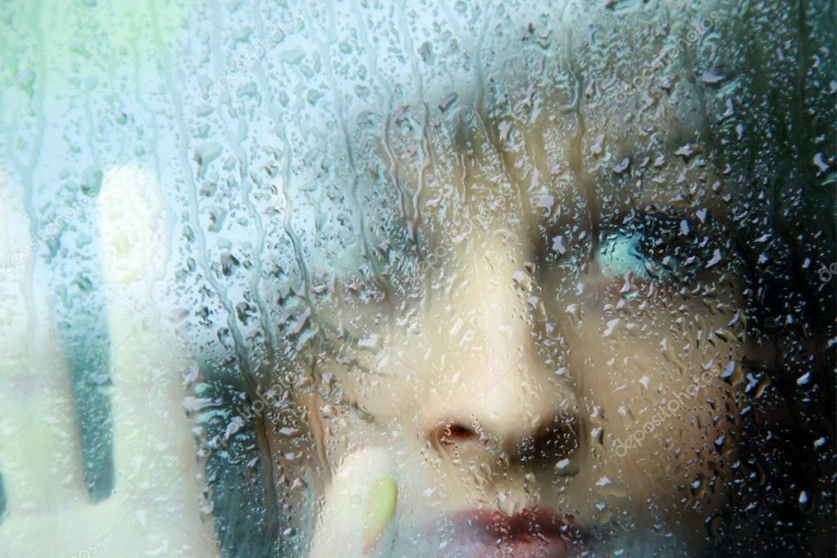 Девушка за стеклом 2. Девушка за мокрым стеклом. Девушка у окна дождь. Дождь за окном. Женщина у дождливого окна.