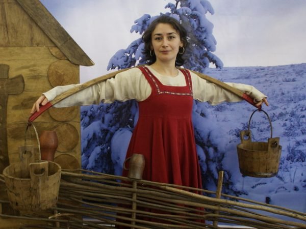 Девушка с коромыслом