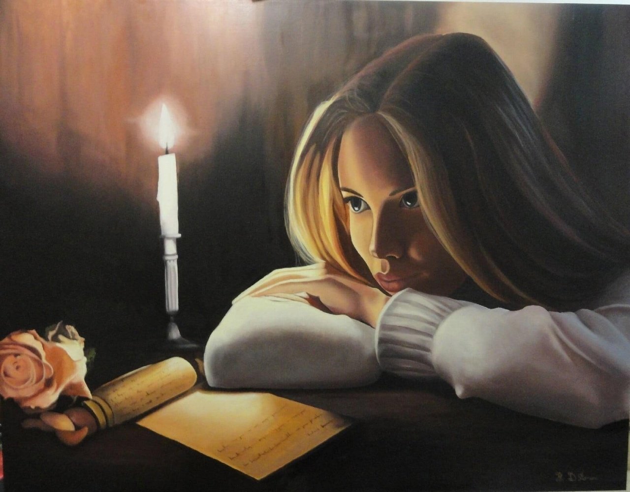 Девочка молится со свечой
