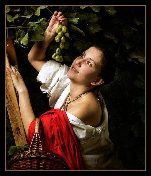 Девушка с виноградом