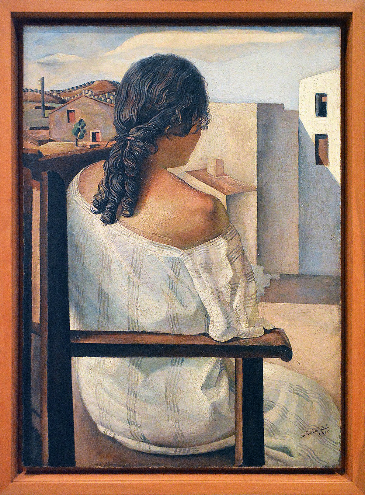 Изображение женской фигуры, стоящей у окна, сальвадорских мотивов.