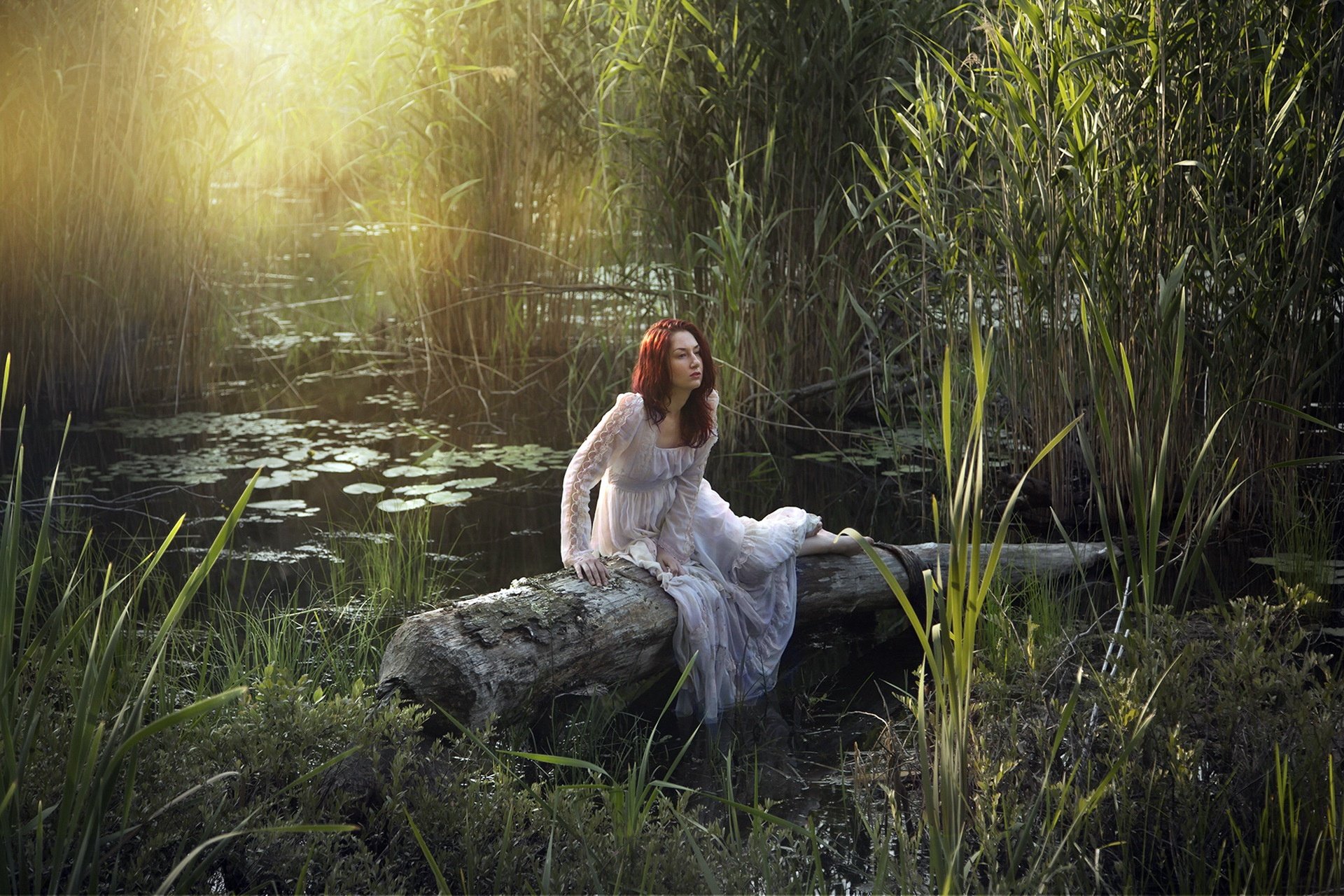 Девушка в болоте