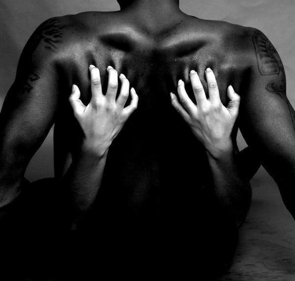 Чёрные мужчины и белая девушка