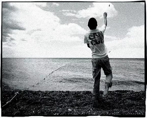 Картина девушка бросает камень (46 фото)