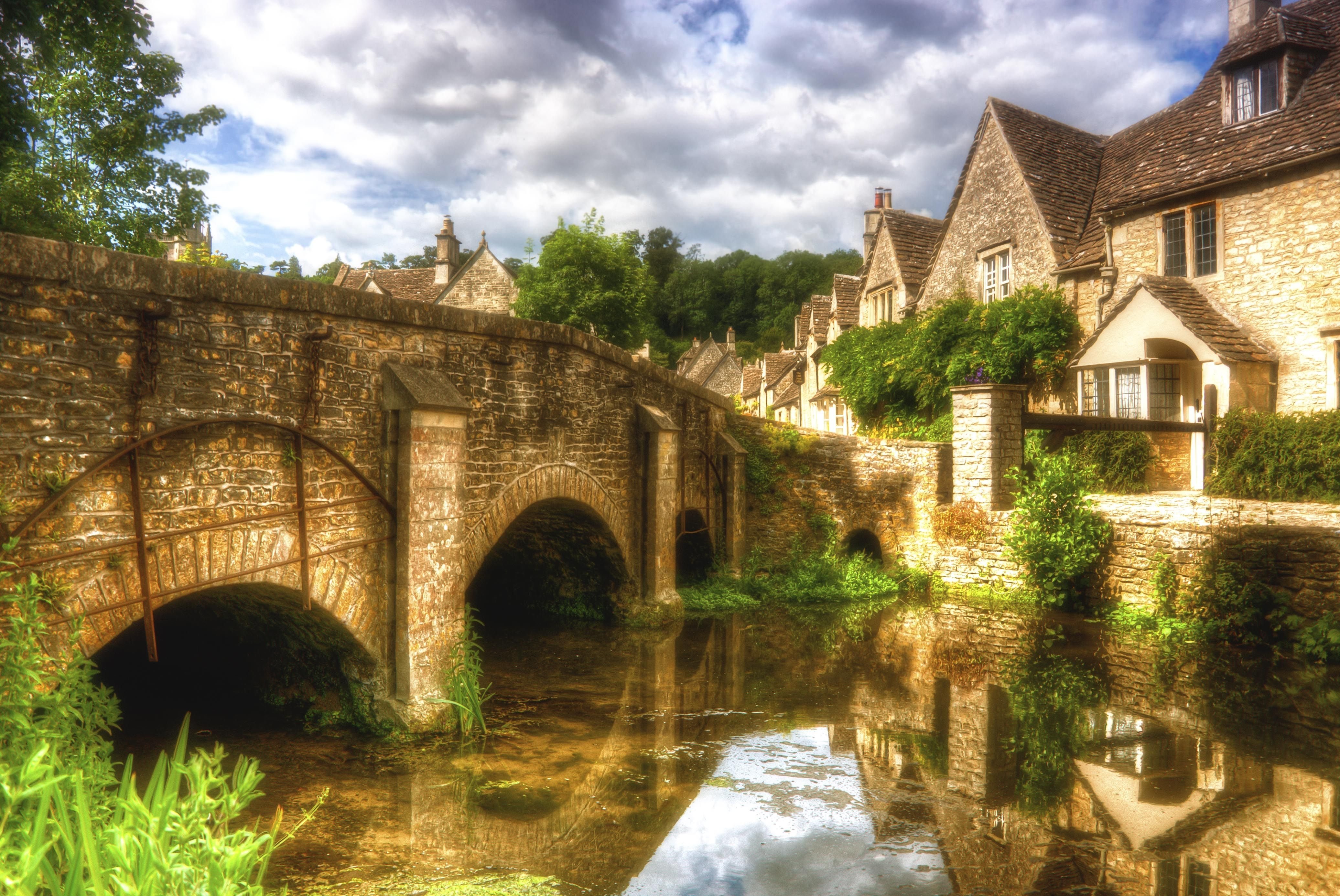 Средневековый каменный мост в Англии