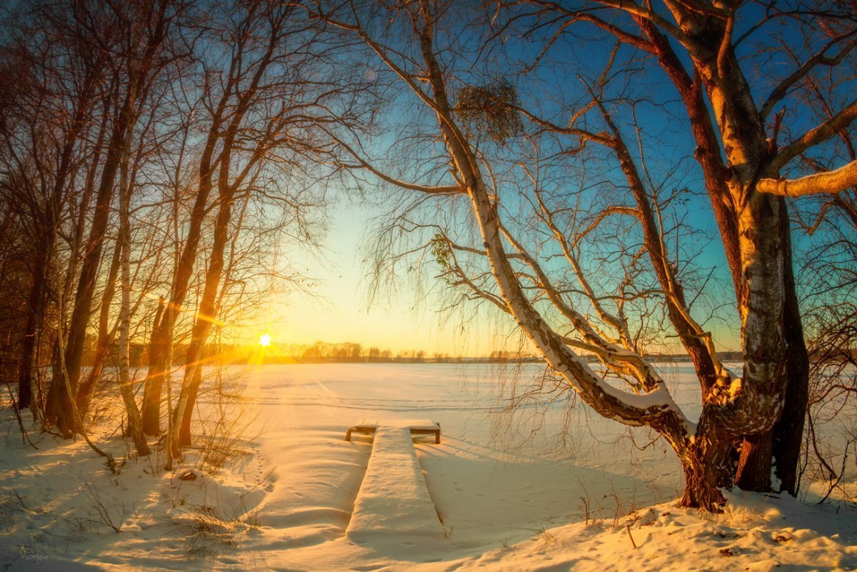 Зимнее озеро и солнце