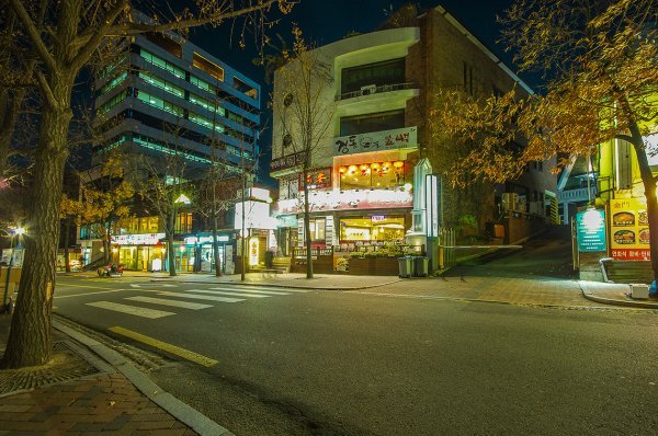 Художник Лиу Маошан