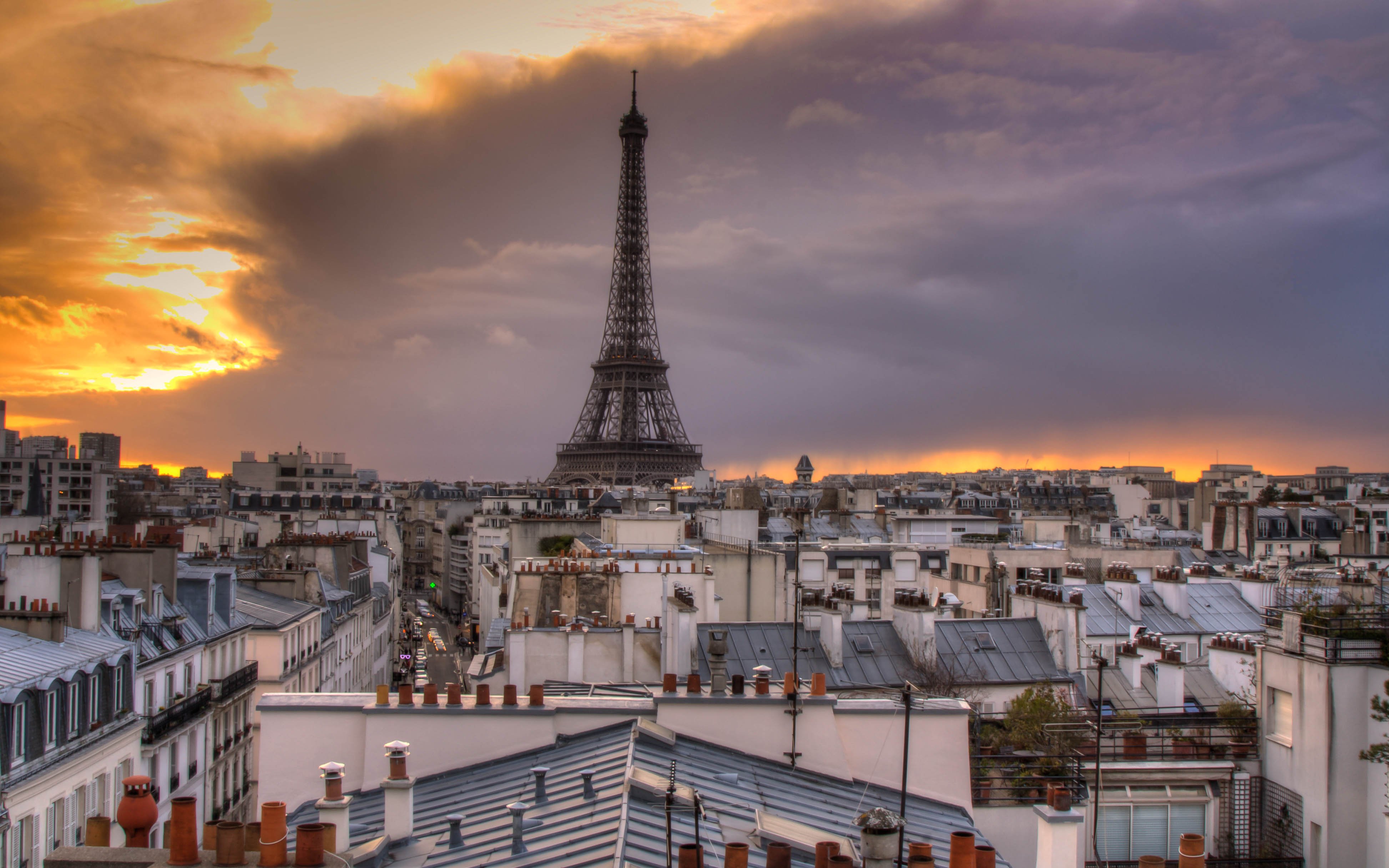 Небо парижа. Париж в тумане. Эйфелева башня с крыши. Париж солнце. Над крышами Парижа.