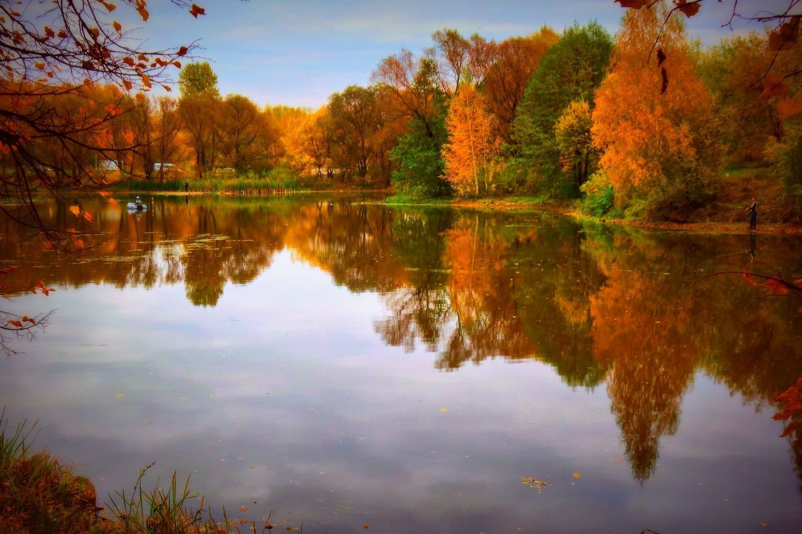 Осенний пейзаж с водоемом
