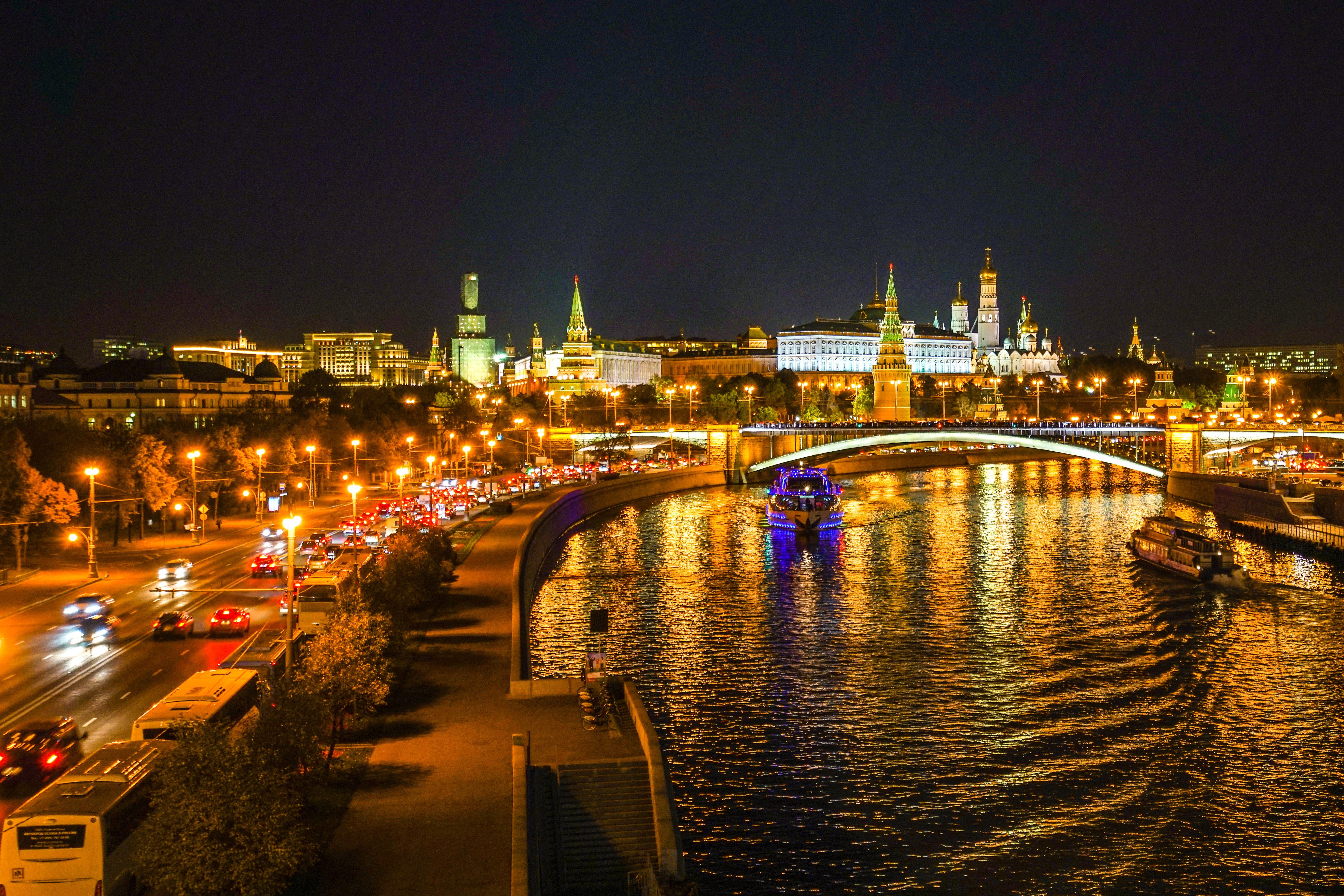 Когда будет вечер в москве. Реки Москвы. Вид на Кремль с Москва реки. Кремль Москва река Неглинная ночная. Река Москва и Московский Кремль в ночь.