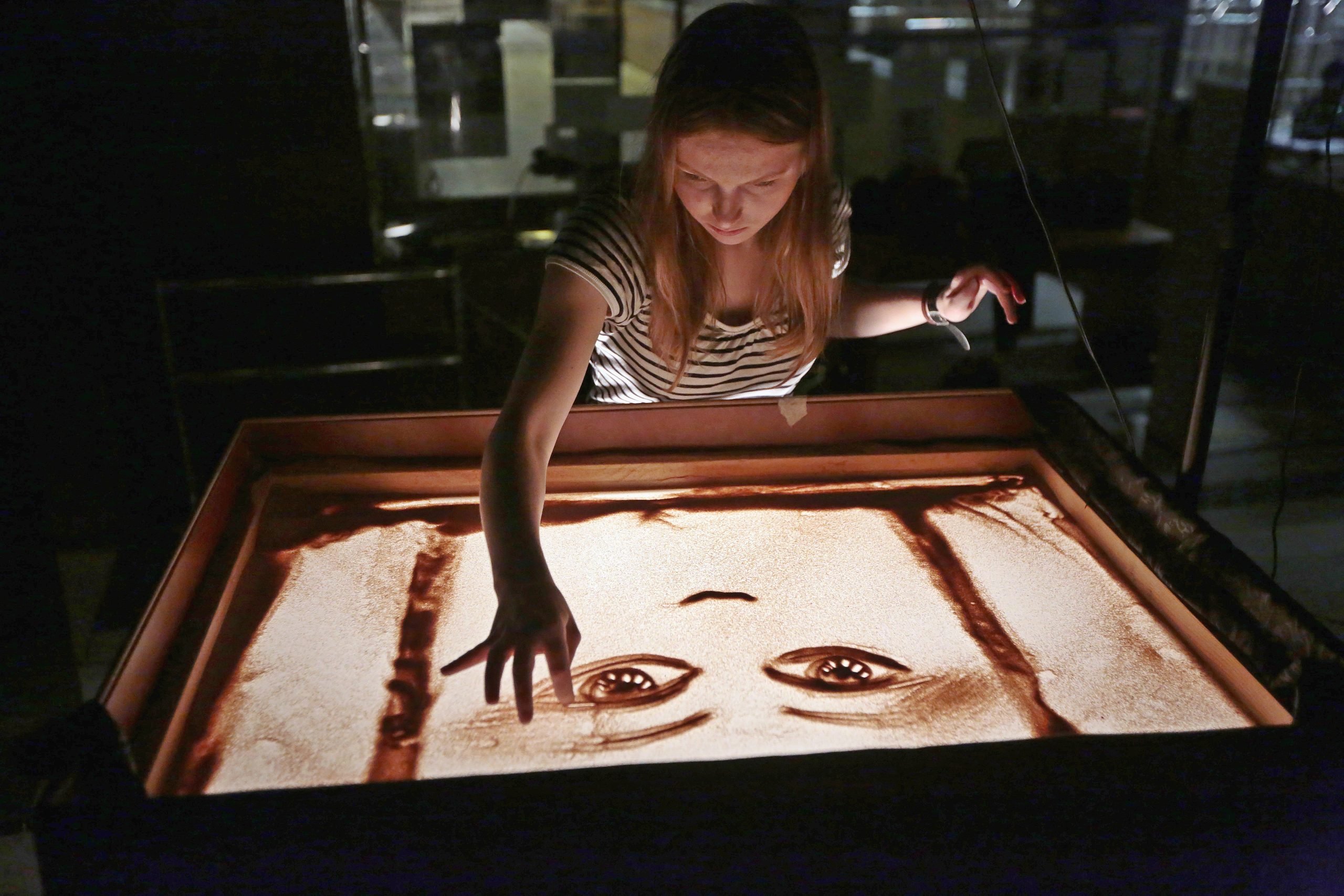 Рисование песком на световых столах для взрослых