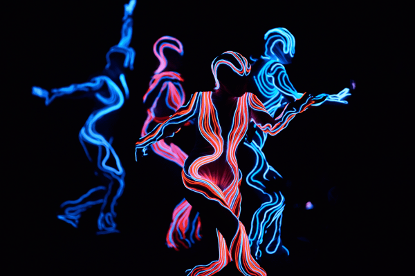 Неоновые силуэты людей