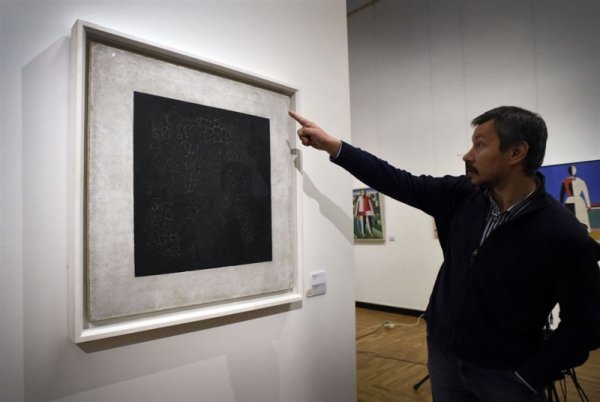 Черный квадрат Малевича вблизи