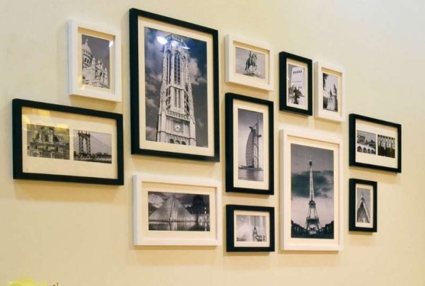 Композиция рамок на стене