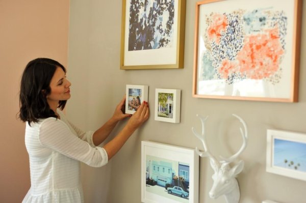 На что вешать картины на стену