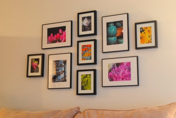 Картина в рамке на стене