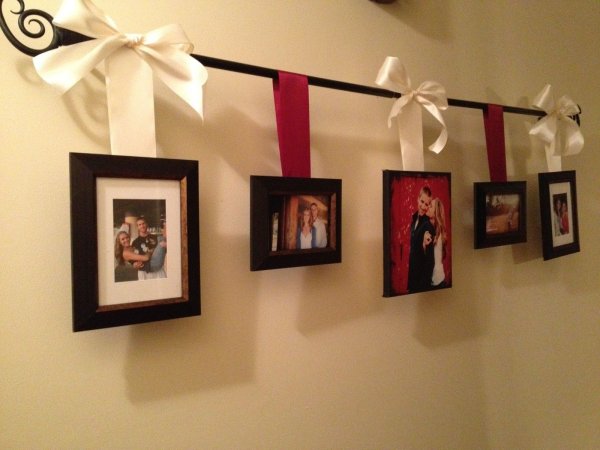 Фоторамки на лентах на стене