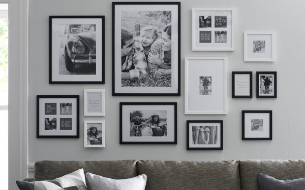 Черная рамка на стене