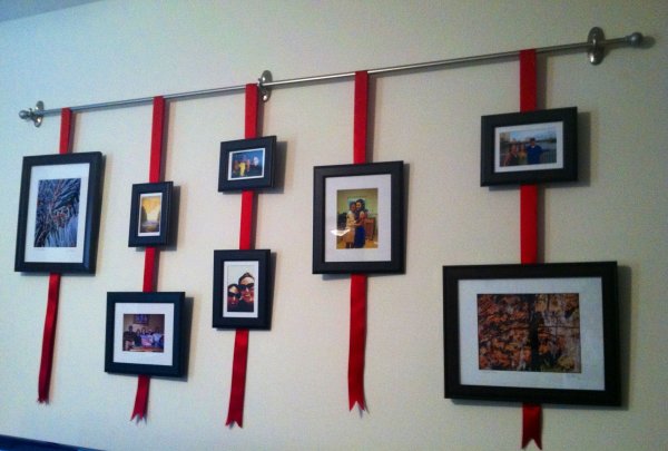 Рамки на лентах на стене