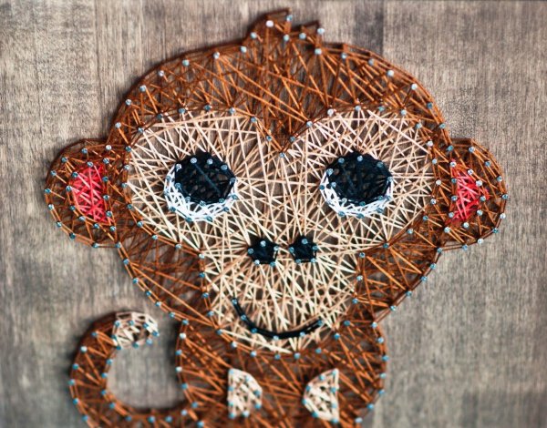 Панно с гвоздями и нитками