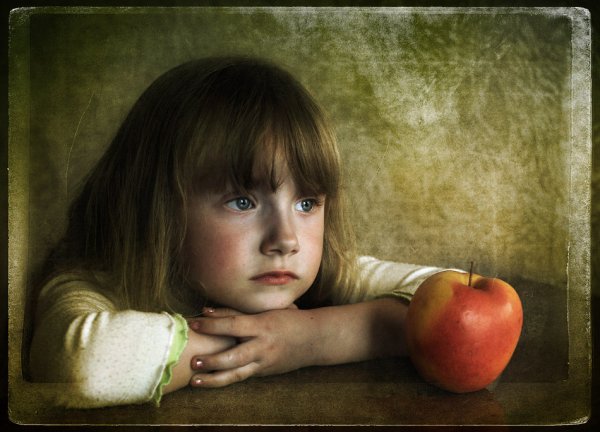 Картина девочка с яблоками за столом