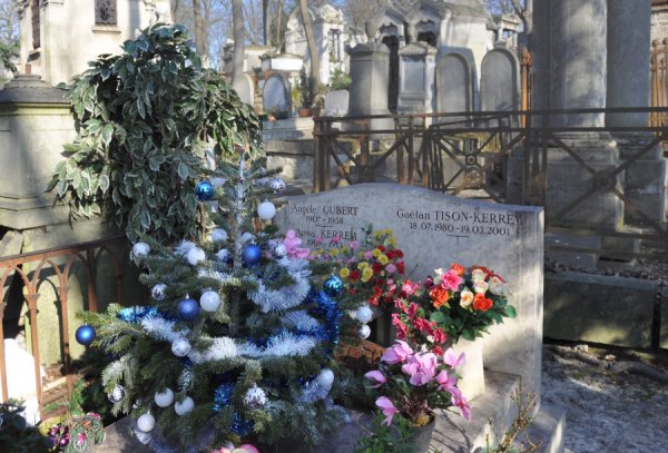 Новогодняя елочка на кладбище