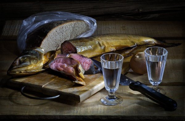 Картина в водкой и килькой