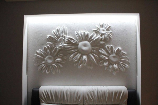 Рельеф на стене