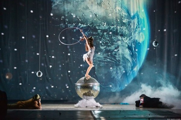 Девушка на шаре