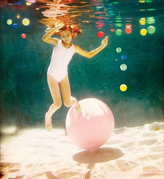 Картина девочка на шаре художник