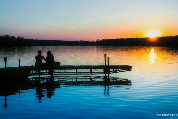 Двое на берегу реки