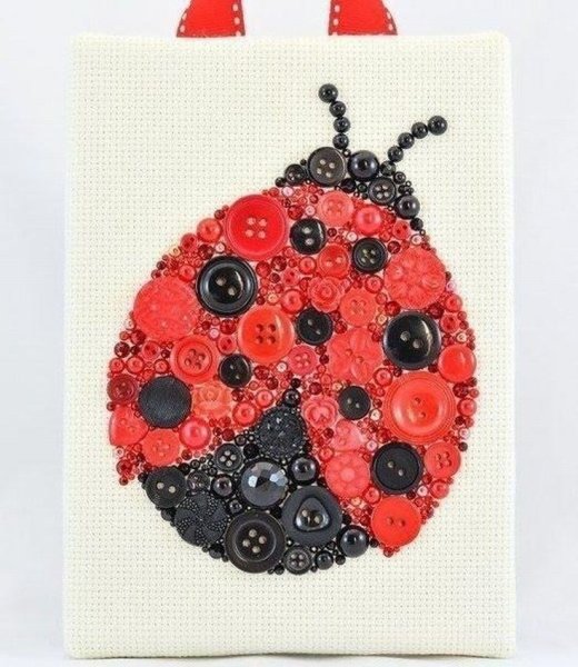 Панно из ткани и пуговиц