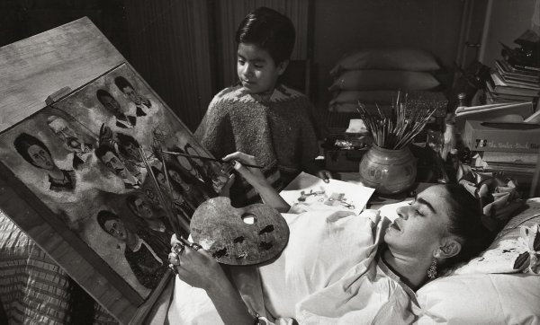 Фрида Кало после аварии скафандр