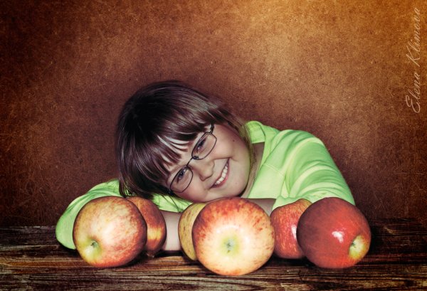 Девушка с корзинкой