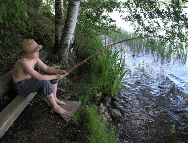 Брат и сестра на рыбалке