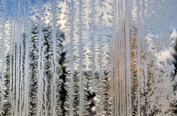 Морозные узоры на окне