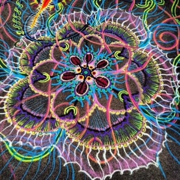 Рисование разноцветным песком