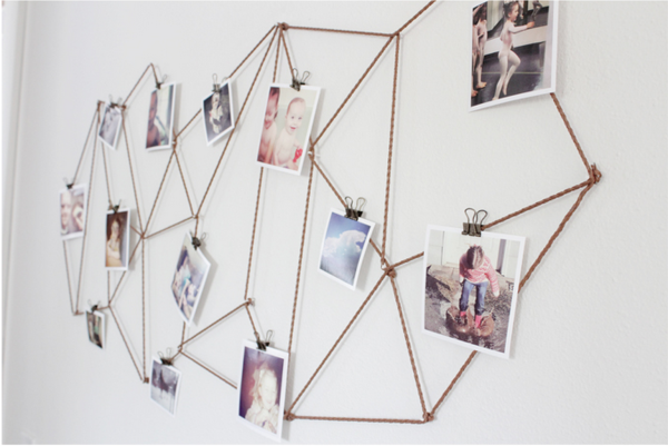 Фоторамки на веревке на стене