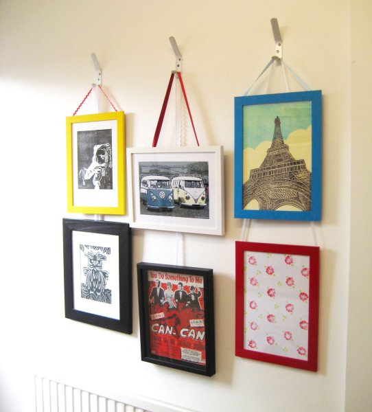 Картины на веревках по стене