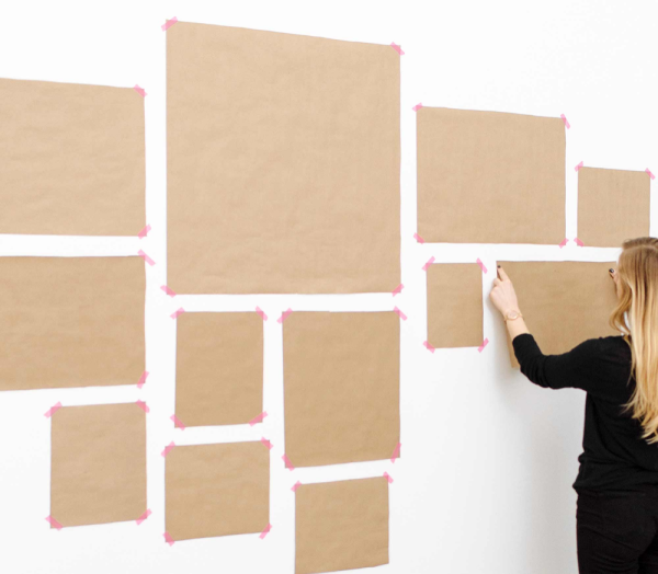 Лист бумаги на стене