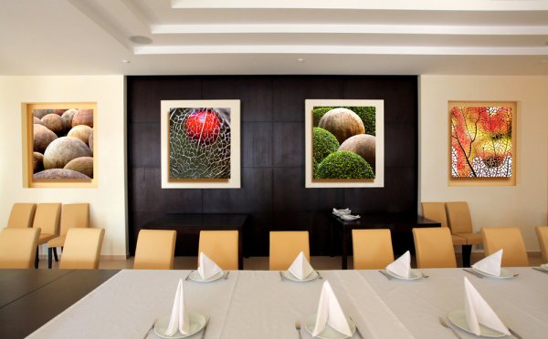 Картины в интерьере ресторана