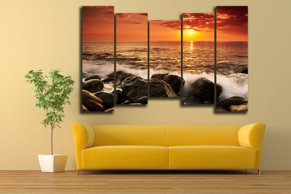 Модульные картины в интерьере гостиной