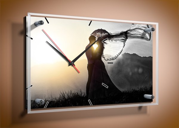 Часы и картины на стене