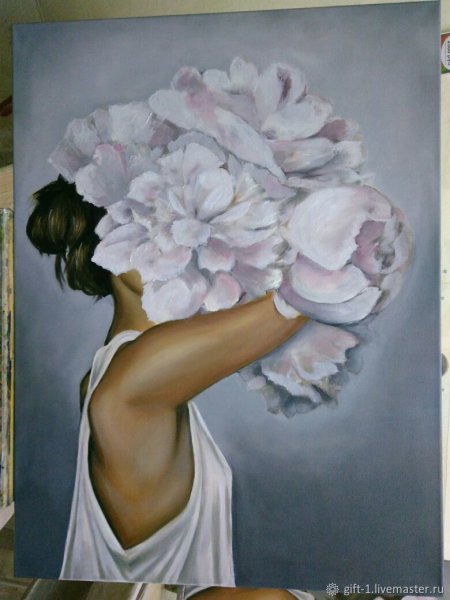 Женщина с пионами на голове